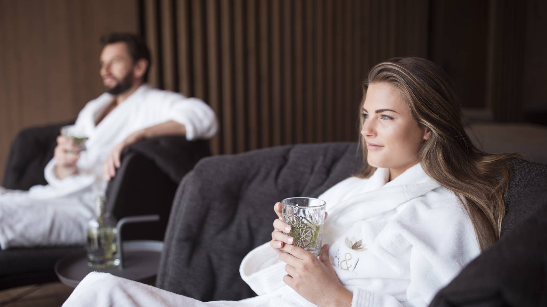 Paar entspannt im Bademantel