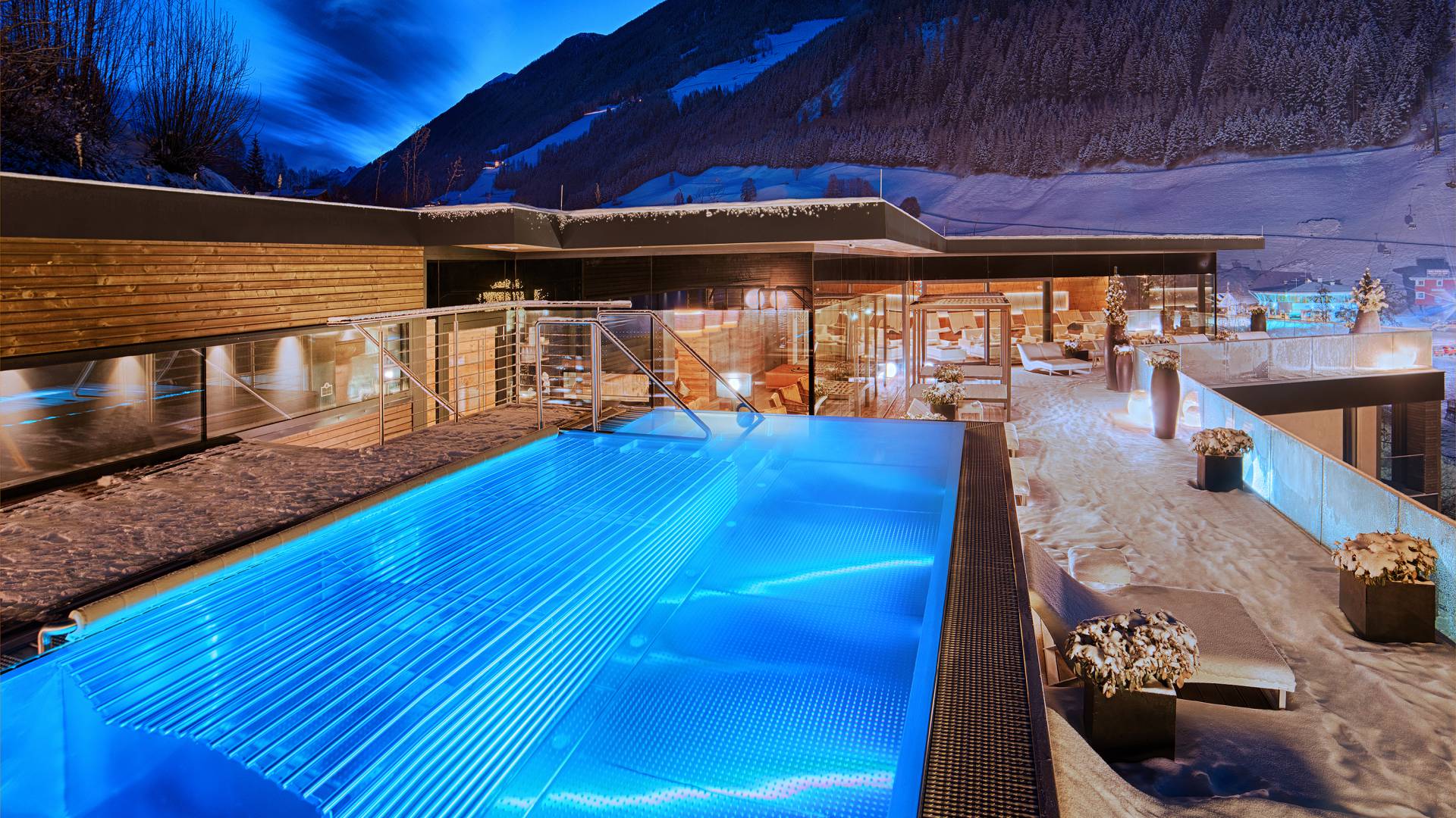 Frau blickt auf Bergpanorama im Aussenpool