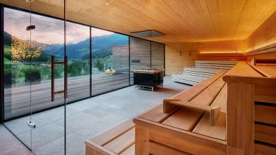 Sauna mit Blick auf die Berge im Amonti & Lunaris