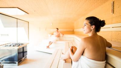 Pärchen in der Sauna im Amonti & Lunaris