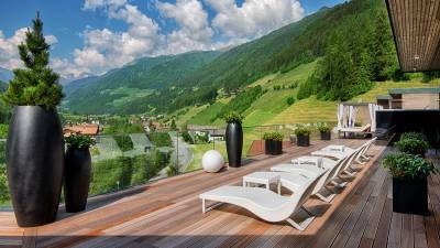Außenbereich mit Blick auf die Berge im Amonti & Lunaris