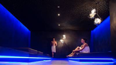 Pärchen im Wellnessbereich des Amonti & Lunaris
