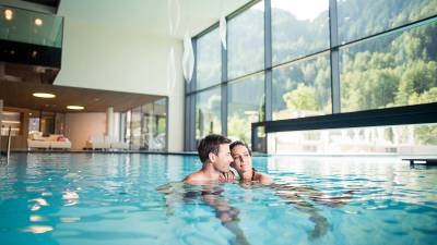 Pärchen im Innenpool des Amonti & Lunaris