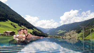 Pärchen beim Baden im Amonti & Lunaris