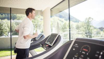 Mann auf Laufband im Fitnessraum im Amonti & Lunaris