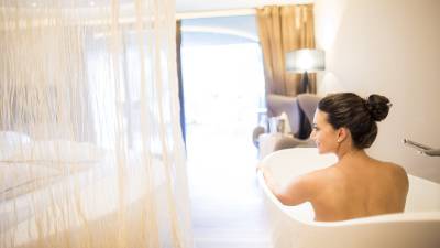 Frau in der Badewanne im Wellnessresort Amonti & Lunaris