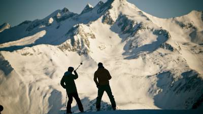 Skifahrer vor schneebedeckten Berg in Südtirol
