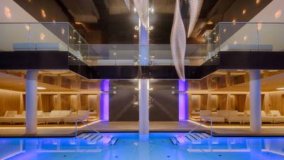 Innenpool bei Nacht im Amonti & Lunaris