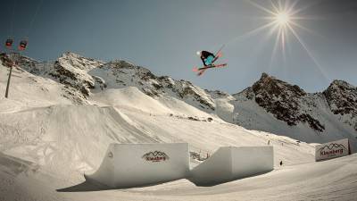 Skifahrer im Fun Park im Skigebiet Ahrntal