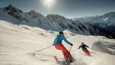 Zwei Skifahrer beim Skifahren