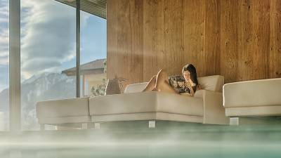 Frau liest ein Buch im Ruheraum des Amonti & Lunaris