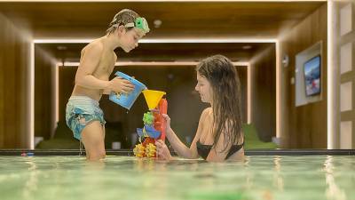 Kunder beim Spielen im Pool des Wellnessresort Amonti & Lunaris