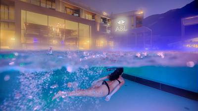 Frau beim Tauchen im Außenpool des Amonti & Lunaris