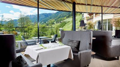 Restaurant mit Blick auf die Berge im Wellnessresort Amonti & Lunaris