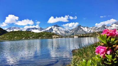 Panoramablick über See in Südtirol