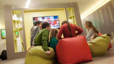Kinder beim Fernsehen im Junior Club des Amonti & Lunaris