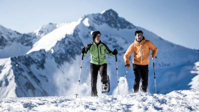 Pärchen beim Schneeschuhwandern in Ahrntal