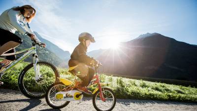 Mutter und Sohn beim Fahrradfahren