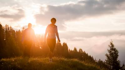 Pärchen beim Wandern in der Dämmerung