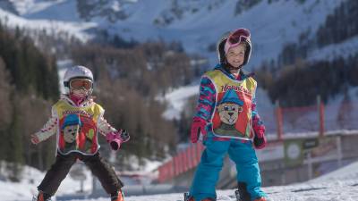 Kinder lernen Ski fahren