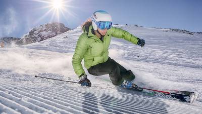 Skifahrerin beim Skifahren