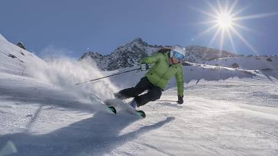 Skifahrer fährt Ski im Schnee