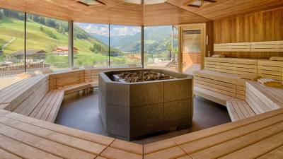 Sauna mit Blick auf die Berge im Amonti & Lunaris