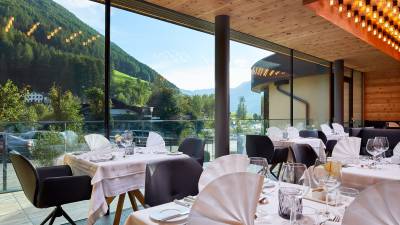 Restaurant mit Blick auf die Berge des Wellnessresort Amonti & Lunaris