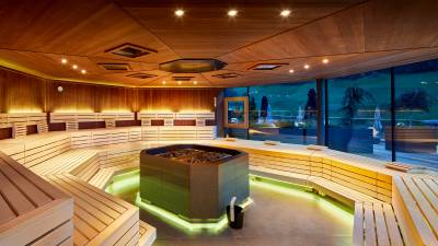 Sauna mit Blick auf die Berge im Amonti & Lunaris