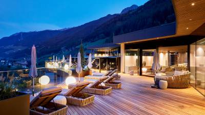 Außenbereich des Wellnessbereichs bei Nacht im Amonti & Lunaris