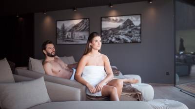 Pärchen beim Entspannen im Ruheraum des Amonti & Lunaris