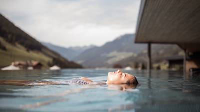 Frau beim Schwimmen im Pool des Amonti & Lunaris