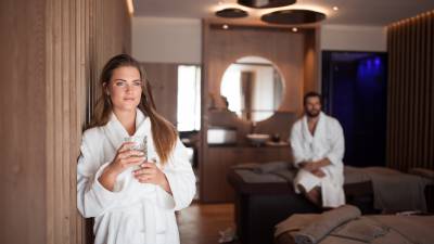 Pärchen beim Entspannen im Amonti & Lunaris