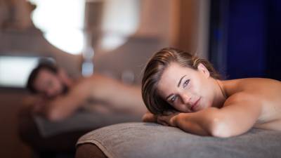 Pärchen bekommt Massage im Amonti & Lunaris