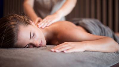 Frau bekommt Massage im Amonti & Lunaris