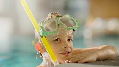 Kund mit Tauchermaske und Schnorchel