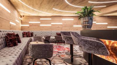 LUNARIS Bar mit gemütliche Loungemöbel