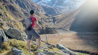 Wanderer genießt Ahrntaler Berglandschaft