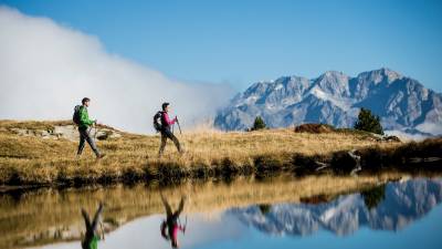 Wanderer am Bergsee in Südtirol