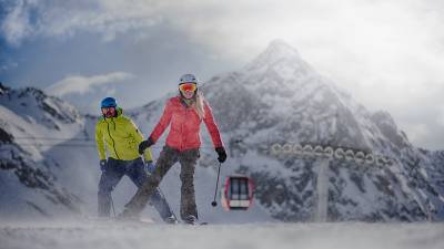 Skifahrer mit bergbahn im Hintergrund