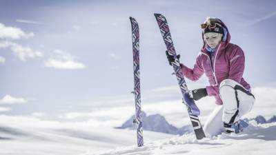 Skibretter stecken im Schnee