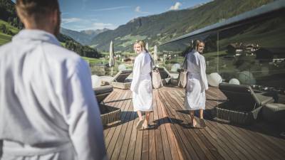 Pärchen beim wellnessen im Amonti & Lunaris