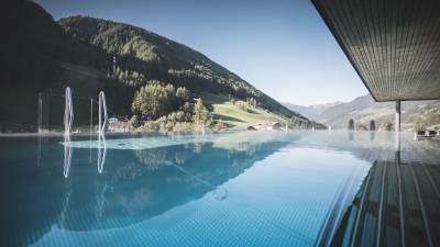 Infinity-Pool des A&L Wellnessresorts mit spektakulärem Ausblick auf die Berge