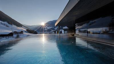 Infinity Pool, Outdoor Spa, Wellnessbereich, Winterwellness, Skiworld Ahrntal, Entspannung im Freien, Panoramapool, Alpenwellness, Luxus Spa, Winterlandschaft, Erholung im Gebirge