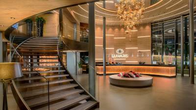 Wellnesshotel, Hotellobby, Designhotel Südtirol, modernes Interior, Luxusurlaub, Empfangsbereich, Architekturdesign, hochwertiges Ambiente, Urlaub in Südtirol, Hotelerlebnis, stilvolle Einrichtung