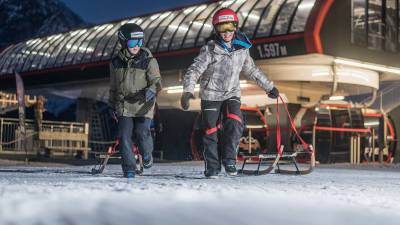 Nachtrodeln Südtirol, Winteraktivitäten Familien, Rodelbahn nachts ,Abenteuer Winterurlaub, Familienfreundliche Rodeltour, Outdoor Sport Kinder , Winterspaß Ahrntal, Nachtrodeln Erlebnis  Ski & Rodel Kombination, Winterurlaub Tirol