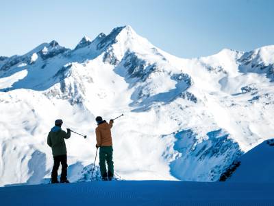 Skifahrer vor verschneiter Bergkulisse
